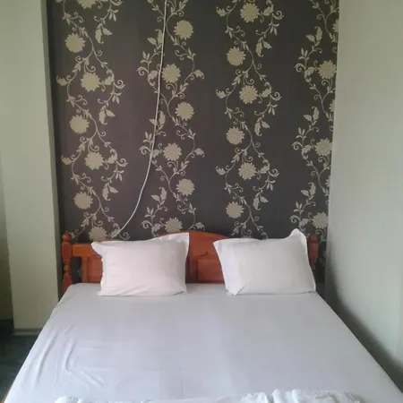 Hotell Хотел Юг *